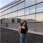Chica joven que lleva estudiando francés desde los tres años . Puedo dar clase a los más txikis para ayudarles en sus tareas